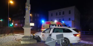 Schwerer Verkehrsunfall beschädigt historische Postmeilensäule in Grimma