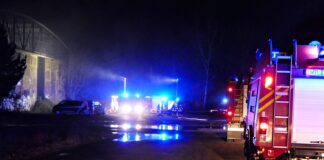 Nächtlicher Feuerwehreinsatz in Polenz: Reifen brennen in altem Hangar