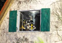 Markkleeberg - Zimmer in Vollbrand: Zwei Bewohner bei Brand in Einfamilienhaus verletzt