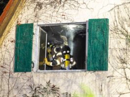 Markkleeberg - Zimmer in Vollbrand: Zwei Bewohner bei Brand in Einfamilienhaus verletzt