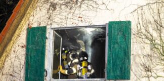 Markkleeberg - Zimmer in Vollbrand: Zwei Bewohner bei Brand in Einfamilienhaus verletzt