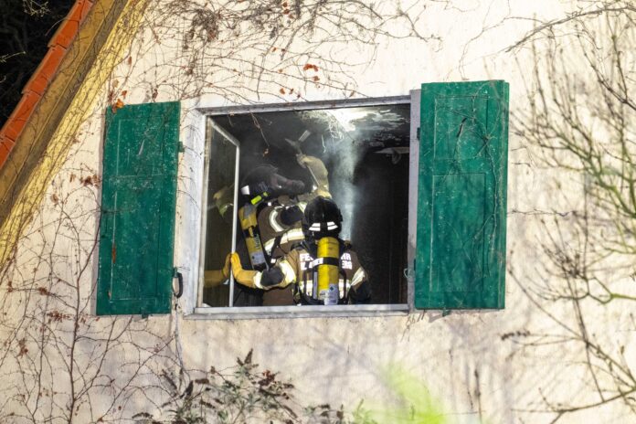 Markkleeberg - Zimmer in Vollbrand: Zwei Bewohner bei Brand in Einfamilienhaus verletzt