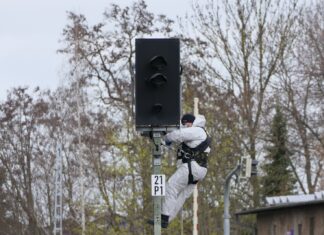 Anschlagsversuch auf Bahnanlage: Signale manipuliert – Ermittler suchen Zeugen Spurensuche in den Bahnhöfen Beucha und Naunhof Fotos: Sören Müller