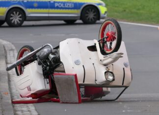 „Krause Duo“ überschlagen: Schwerer Verkehrsunfall in Nerchau Schwerer Unfall in Nerchau Foto: Sören Müller
