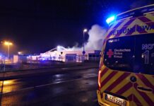 Feuer in Wurzen: Ehemaliges Autohaus steht am Samstagabend in Brand Fotos: Sören Müller