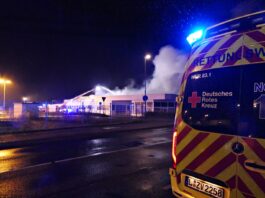 Feuer in Wurzen: Ehemaliges Autohaus steht am Samstagabend in Brand Fotos: Sören Müller