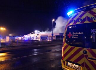 Großbrand in Wurzen: Ehemaliges Autohaus in Flammen Feuer in Wurzen: Ehemaliges Autohaus steht am Samstagabend in Brand Fotos: Sören Müller