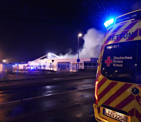 Feuer in Wurzen: Ehemaliges Autohaus steht am Samstagabend in Brand Fotos: Sören Müller