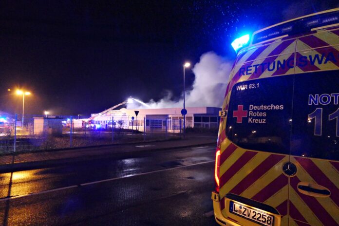 Feuer in Wurzen: Ehemaliges Autohaus steht am Samstagabend in Brand Fotos: Sören Müller