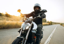 Motorrad-Versicherung: Diese fünf Punkte sind entscheidend Experten sehen die größte Gefahr für Biker-Unfälle, wenn die Saison im Frühjahr und Frühsommer beginnt. Nach der Winterpause fehlen die Übung und das Gefühl für Kurven und fürs Bremsen, man sollte also behutsam in die neue Saison starten. Foto: DJD/Itzehoer Versicherungen