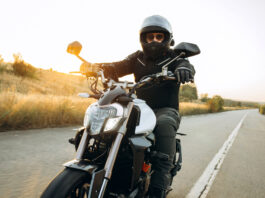 Experten sehen die größte Gefahr für Biker-Unfälle, wenn die Saison im Frühjahr und Frühsommer beginnt. Nach der Winterpause fehlen die Übung und das Gefühl für Kurven und fürs Bremsen, man sollte also behutsam in die neue Saison starten. Foto: DJD/Itzehoer Versicherungen