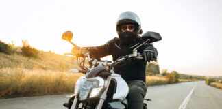 Experten sehen die größte Gefahr für Biker-Unfälle, wenn die Saison im Frühjahr und Frühsommer beginnt. Nach der Winterpause fehlen die Übung und das Gefühl für Kurven und fürs Bremsen, man sollte also behutsam in die neue Saison starten. Foto: DJD/Itzehoer Versicherungen