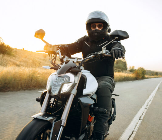 Experten sehen die größte Gefahr für Biker-Unfälle, wenn die Saison im Frühjahr und Frühsommer beginnt. Nach der Winterpause fehlen die Übung und das Gefühl für Kurven und fürs Bremsen, man sollte also behutsam in die neue Saison starten. Foto: DJD/Itzehoer Versicherungen