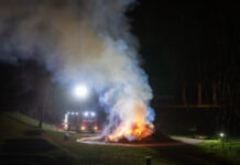 Osterfeuer bei Leipzig vorzeitig abgebrannt – Polizei ermittelt Feuerwehr muss eigenes Osterfeuer löschen