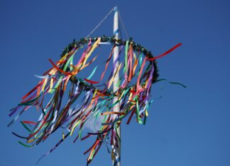 Frühlingstradition in Borna: Maibaumsetzen und Kinderfest laden zum Mitfeiern ein