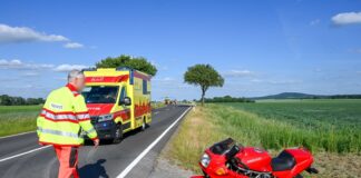 Schwerer Motorradunfall bei Überholmanöver auf der B6 bei Wermsdorf