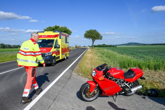Luppa - Motorradfahrer nach Kollision mit Transporter schwer verletzt – Rettungshubschrauber auf B6 im Einsatz