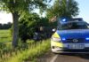 Verkehrsunfall auf der B107 bei Trebsen: Traktor prallt gegen Baum und kippt in Straßengraben