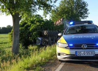 Verkehrsunfall auf der B107 bei Trebsen: Traktor prallt gegen Baum und kippt in Straßengraben