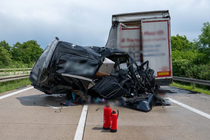 A14/Leisnig - Im Unfall-Rückstau: Transporter kracht mit voller Wucht in Lastwagen – 32-jähriger Fahrer tot