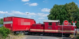 Diesellok nach Kollision mit Lastwagen in Oschatz entgleist