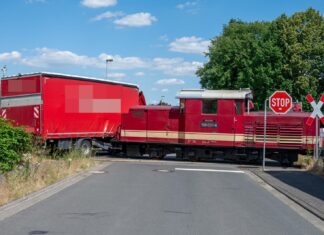Diesellok nach Kollision mit Lastwagen in Oschatz entgleist