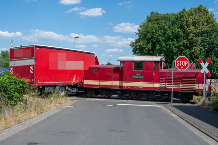 Oschatz - Lastwagen missachtet Stopp-Schild: Döllnitzbahn nach Kollision entgleist und beschädigt