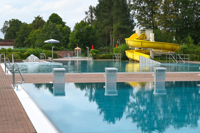 Muldentalbad Kleinbothen - Schwimmerbecken und Wasserrutsche