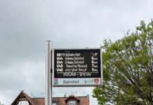 Digitale Informationssysteme an großen Haltestellen im Landkreis Leipzig