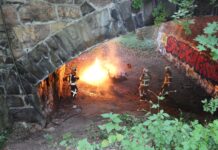 Unbekannte entzünden Feuer nahe der Pöppelmannbrücke in Grimma