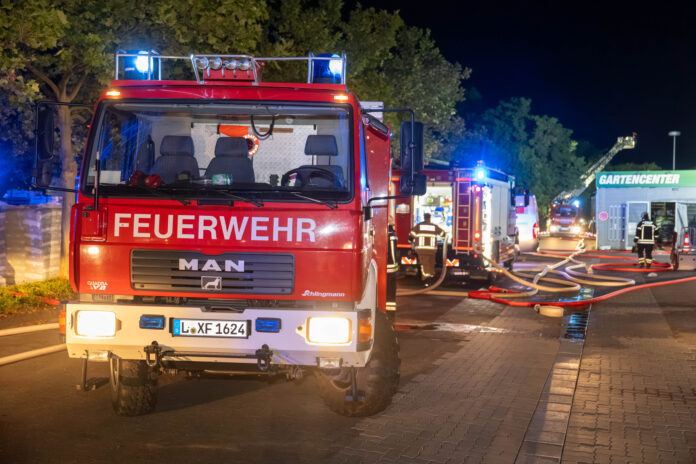 Markkleeberg - Großbrand im Außenbereich von Baumarkt: Feuerwehr verhindert Ausbreitung auf Gebäude