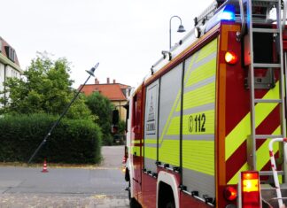 Laterne beschädigt: Feuerwehreinsatz in der Poststraße