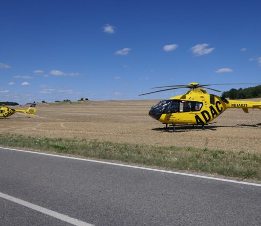 Schwerer Unfall zwischen Klinga und Großsteinberg: Zwei Rettungshubschrauber im Einsatz