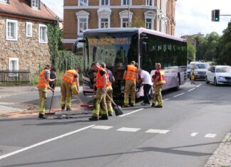 Unfall im Berufsverkehr: Linienbus und BMW stoßen in Grimma zusammen Unfall in Grimma Fotos: Sören Müller