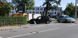 Verkehrsunfall an Kreuzung in Grimma: BMW kollidiert mit Bus