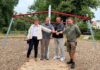 Gemeinsam schaukeln: Neue Inklusionsschaukel im Schwanenteichpark eröffnet