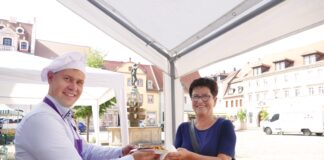 Grimma is(s)t zusammen: Große Tafel auf dem Markt lädt zum Austausch ein