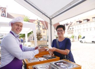 Grimma is(s)t zusammen: Große Tafel auf dem Markt lädt zum Austausch ein