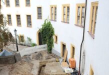 Jahrhunderte verborgen: Archäologen machen überraschenden Fund im Schlosshof