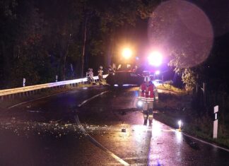 Verkehrsunfall auf der B107: Mercedes und Ford kollidieren bei Rothersdorf