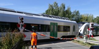 Traktorfahrer missachtet Schranken – 80.000 Euro Schaden an Bahnübergang bei Bad Lausick