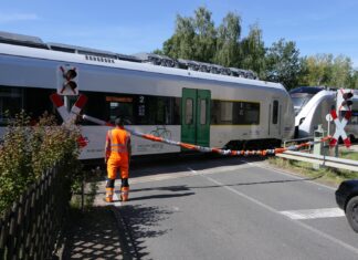 Traktorfahrer missachtet Schranken – 80.000 Euro Schaden an Bahnübergang bei Bad Lausick