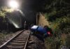 Flucht endet im Gleisbett: Audi stürzt in Lauterbach fünf Meter in die Tiefe Verfolgungsfahrt bei Bad Lausick: Audi überschlägt sich nach Absturz auf Bahngleis