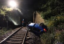 Verfolgungsfahrt bei Bad Lausick: Audi überschlägt sich nach Absturz auf Bahngleis