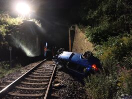 Verfolgungsfahrt bei Bad Lausick: Audi überschlägt sich nach Absturz auf Bahngleis