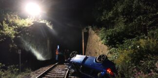 Verfolgungsfahrt bei Bad Lausick: Audi überschlägt sich nach Absturz auf Bahngleis