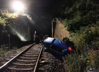 Verfolgungsfahrt bei Bad Lausick: Audi überschlägt sich nach Absturz auf Bahngleis