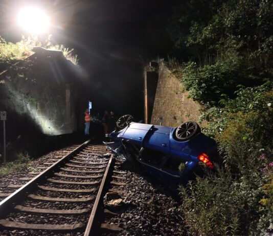 Verfolgungsfahrt bei Bad Lausick: Audi überschlägt sich nach Absturz auf Bahngleis