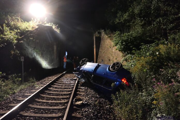 P1830789 Verfolgungsfahrt bei Bad Lausick: Audi überschlägt sich nach Absturz auf Bahngleis