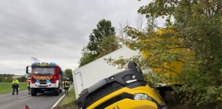 Lkw kommt bei Frohburg von Straße ab und überschlägt sich